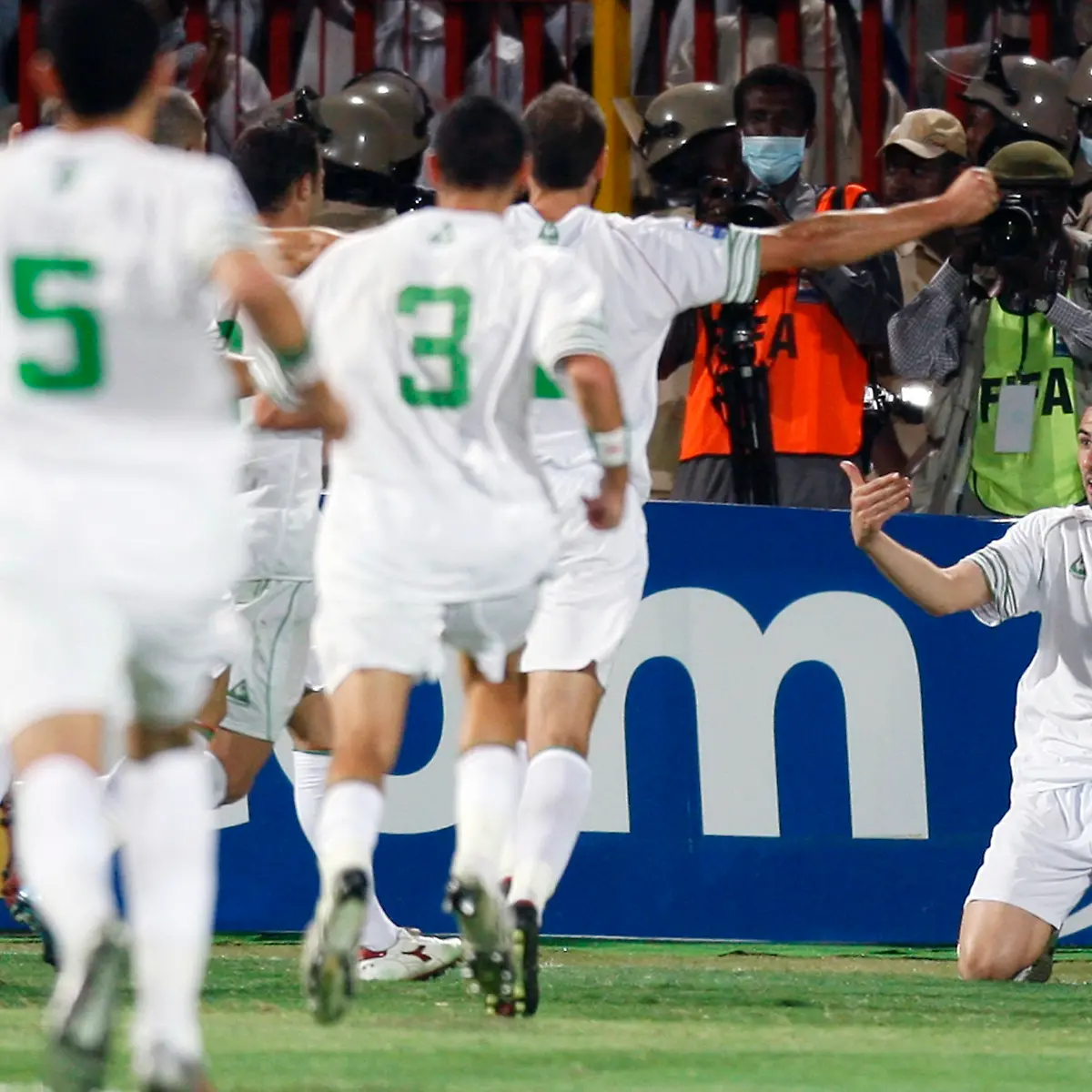 CAI519a-SOCCER-WORLD-ALGERIA-1118-11-JPG8919082039297573565
