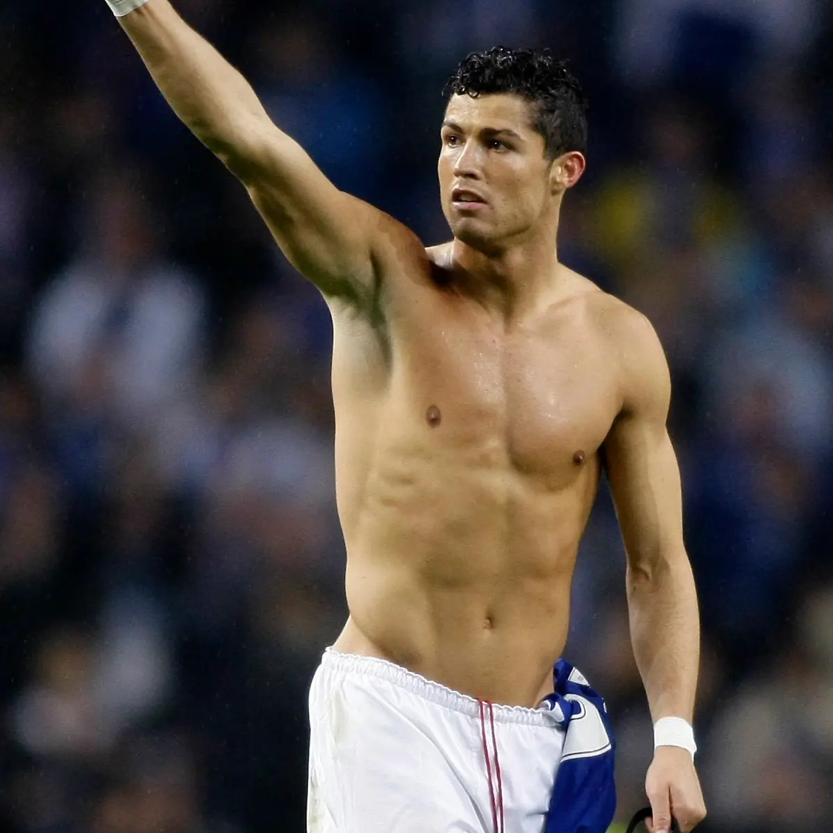 2009-06-11T084011Z-01-ACO33-RTRNSRP-0-SOCCER-ENGLAND-RONALDO-JPG799499084525031828