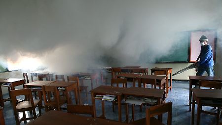 Ein Klassenzimmer in Bangkok wird aus Angst vor Schweinegrippe desinfiziert.