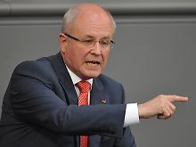 Volker Kauder nennt Zahlen.
