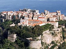 Blick auf den Felsen des Fürstentums von Monaco mit Altstadt und Grimaldi-Palast
