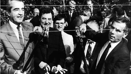 Ein symbolischer Akt: Der ungarische Außenminister Gyula Horn (r) und sein österreichischer Amtskollege Alois Mock (l) durchtrennen am 27. Juni 1989 ein Stück des "Eisernen Vorhangs" zwischen Ungarn und Österreich bei Klingenbach. 