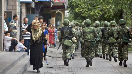 Chinesische Soldaten patrouillieren in Ürümqi.