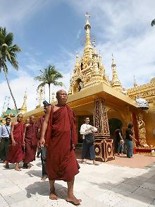 Mönche in der KyaikKhaut-Pagode in Ranguns Vorort ThanLyin.
