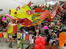 Buntes für das chinesische Neujahr auf einem Markt in Rangun.