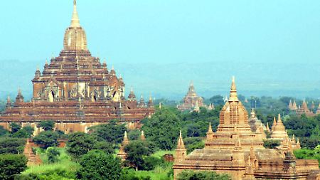 Blick auf Bagan mit seinen tausenden buddhistischen Tempeln und Pagoden.