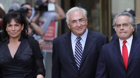 Strauss-Kahn verlässt mit seiner Frau Anne Sinclair und Anwalt Benjamin Brafman das New Yorker Gericht.