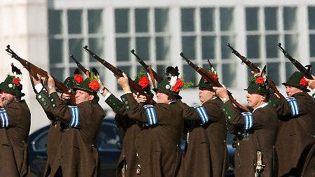 Böllerschützen in Stellung: Salutschüsse zum Empfang des Papstes in Bayern.