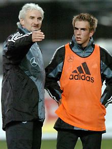 Trainer und Spieler: Teamchef Rudi Völler im Februar 2004 mit Philipp Lahm.