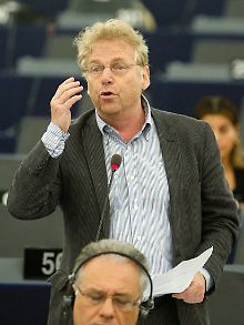 Daniel Cohn-Bendit spricht von Diskriminierung und Verhöhnung der Menschen, die unter dem Krieg am meisten gelitten hätten.