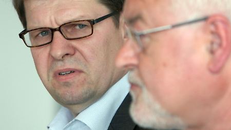 Blicke verraten oft mehr als Worte: Stegner (links) und Carstensen Ende Juni 2009.
