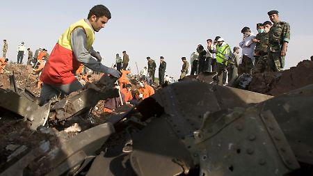 Das Flugzeug rammte sich tief in den Boden und zerbrach in tausende Einzelteile.
