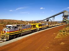Ein Eisenerzzug von Rio Tinto in Westaustralien.