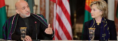 US-Außenministerin Clinton nähert sich der Position des afghanischen Präsidenten Karsai an. 