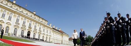 Der russische Gast wurde vor malerischer Kulisse mit militärischen Ehren empfangen.