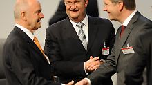 Die Archivaufnahme von 2009 zeigt VW-Patriarch Piëch und den damaligen Porsche-Chef Wiedeking zusammen mit Ministerpräsident Wulff. 
