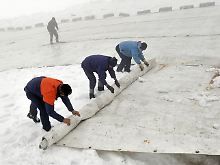 Anpassung der besonderen Art: Anfang Juni wird auf der Zugspitze der Gletscher abgedeckt.