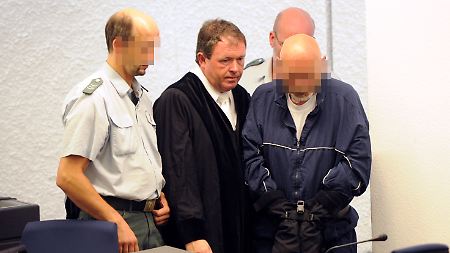 Der 56-jährige Angeklagte (r.) schweigt zum Prozessauftakt.