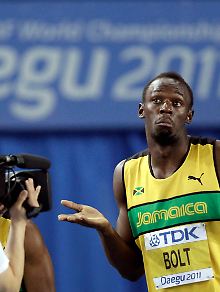 Auch eine Niederlage hält Bolt nicht vom Spiel mit der Kamera ab. 
