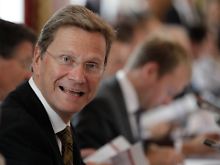 Westerwelle freut sich in Bergisch-Gladbach über die Rückendeckung aus der Partei.