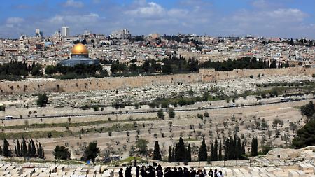 Blick vom Olivenberg auf den Tempelberg in der südöstlichen Altstadt von Jerusalem mit dem Felsendom, eines der bekanntesten Wahrzeichen der Stadt.