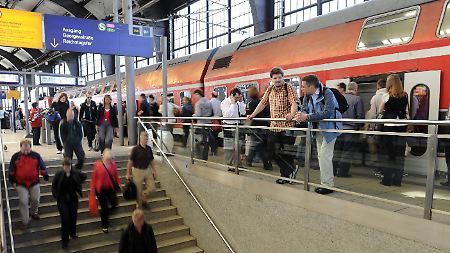 Seit Monaten fährt die Berliner S-Bahn mit Notfahrplänen. Reisende müssen lange Wartezeiten in Kauf nehmen oder auf die Regionalbahn umsteigen.
