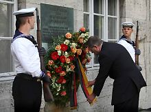 Verteidigungsminister Jung legt den Kranz nieder.