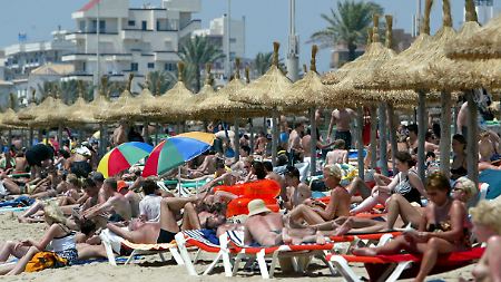 Urlauber tummeln sich am berühmten Strandabschnitt Ballermann. Die Schweinegrippe bereitet den Verantwortlichen auf Mallorca zunehmend Kopfzerbrechen. Es gibt bereits einen ersten Todesfall. 