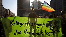 Eine Gegendemonstration außer Sichtweite vom Reichstagsgebäude verlief friedlich.