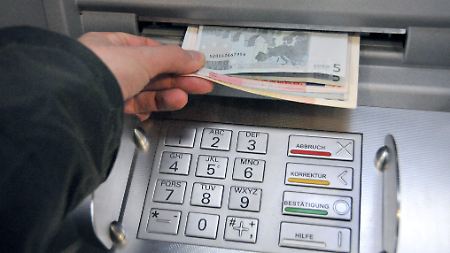 Viele Sparkassen würden ihre Geldautomaten am liebsten für Direktbankkunden sperren, die mit der Kreditkarte von Visa Bargeld abheben wollen. 