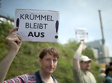 Atomkraftgegner demonstrieren vor dem AKW Krümmel.