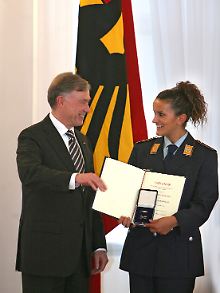 Seltener Anblick: Sportsoldatin Fatmire Bajramaj in Bundeswehr-Uniform, mit dem damaligen Bundespräsidenten Horst Köhler.