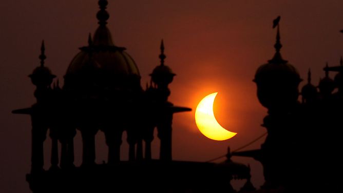 Schauspiel über Asien: Drache verschluckt Sonne