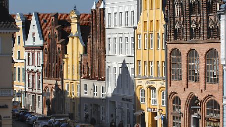 Giebelhäuser in der Mühlenstraße in der Altstadt von Stralsund.