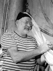 Hemingway auf einem Fischzug im Karibischen Meer in der Nähe seines ständigen Wohnsitzes Fincavigia bei Havanna (undatierte Aufnahme).