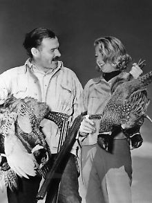 Hemingway 1940 mit seiner dritten Frau, der Journalistin und Schriftstellerin Martha Gellhorn und erlegten Fasanen bei einem Jagdtrip im Sun Valley (Idaho).