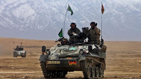 Deutsche Panzer im Februar 2006 bei einem Manöver mit der afghanischen Armee.