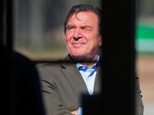 Auch Altkanzler Schröder ist eigens angereist. 