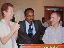 Rachel und Paul Chandler werden nach ihrer Freilassung im November 2010 vom somalischen Premier Mohamed Abdullahi den Fotografen präsentiert.  