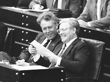 Hans Apel und Helmut Schmidt am 3. Juni 1981 im Bundestag.