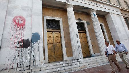 Vor der griechischen Nationalbank.