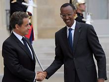 Über Sarkozy, der hier den ruandischen Präsidenten Kagame begrüßt, gibt es widersprüchliche Angaben.
