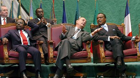 2005 in Brazzaville: der damalige französische Präsident Chirac flankiert vom kongolesischen  Sassou-Nguesso (r) und dem Präsidenten Gabuns, Bongo.