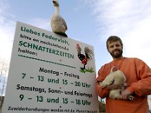 Der Leipziger Lutz Bunge musste sein schnatterndes Federvieh vor Gericht verteidigen.