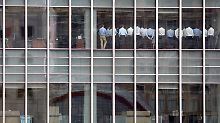 Immer wieder Warten auf neue Ansagen: Mitarbeiterversammlung bei Lehman Brothers in London im September 2008.
