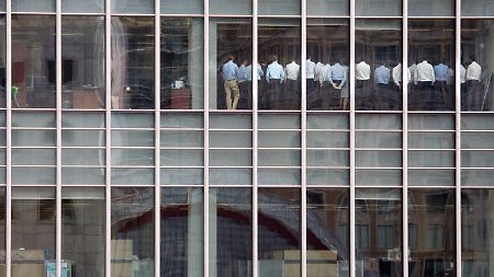 Immer wieder Warten auf neue Ansagen: Mitarbeiterversammlung bei Lehman Brothers in London im September 2008.