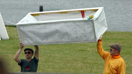 Die Kieler Große Koalition ist baden gegangen: Demonstranten bringen eine Papp-Wanne zum Landtag.
