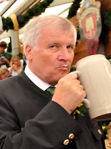 Seehofer meint, ein Austritt Griechenlands aus der Euro-Zone sei durchaus überlegenswert.