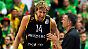 Dirk Nowitzki spricht bei der EM mit Bundestrainer Bauermann.