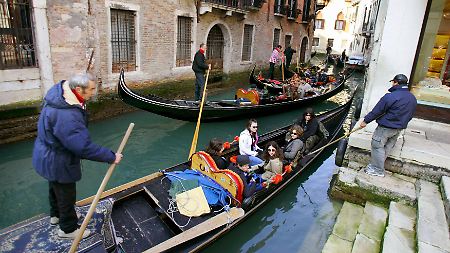 Venedig lebt von den Touristen, die die Stadt "überschwemmen".